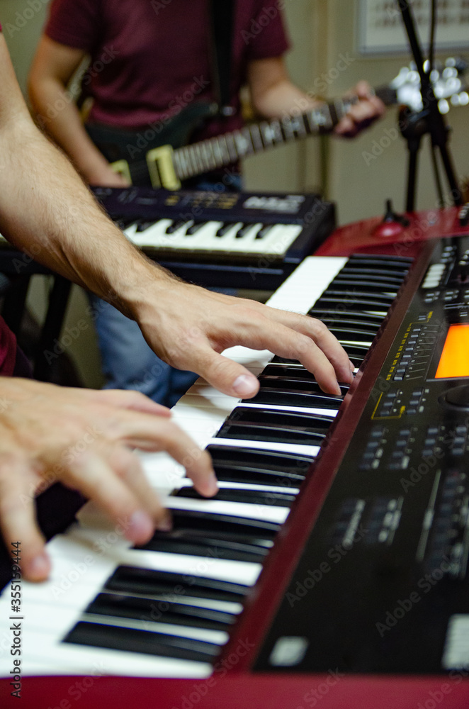 Obraz premium playing the piano