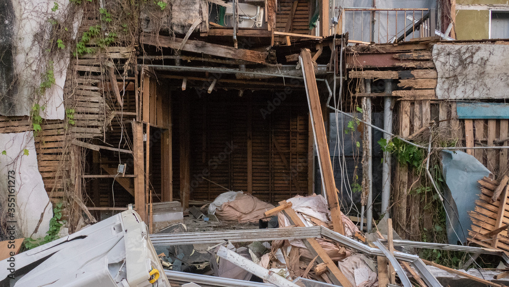 解体中の建物 解体中の建物