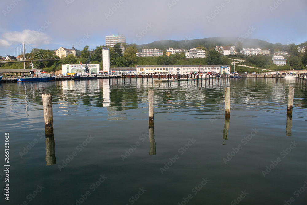 Fototapeta premium Sassnitz im Nebel; Blick von der Außenmole zur Stadt