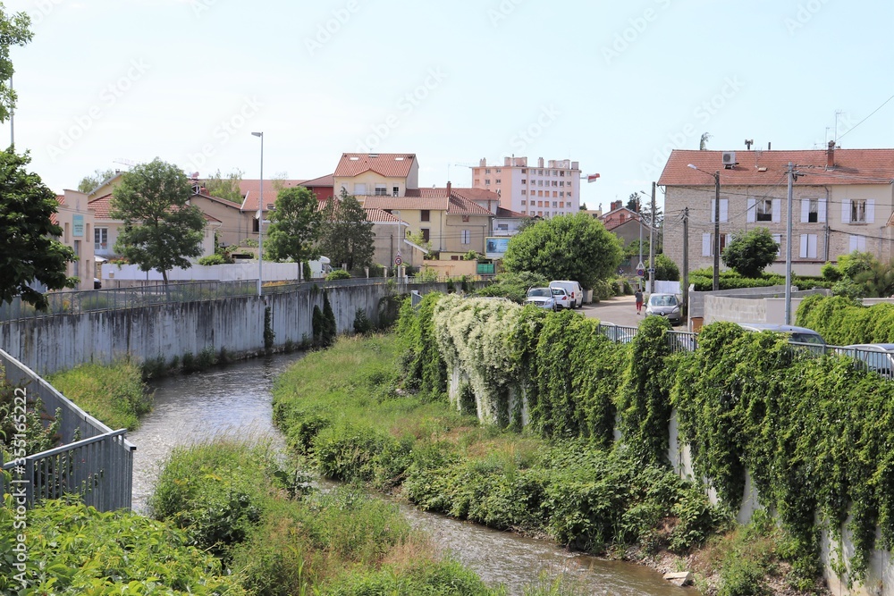 La rivière la Bourbre dans la ville de Bourgoin, ville de Bourgoin Jallieu, Département de l'Isère, France