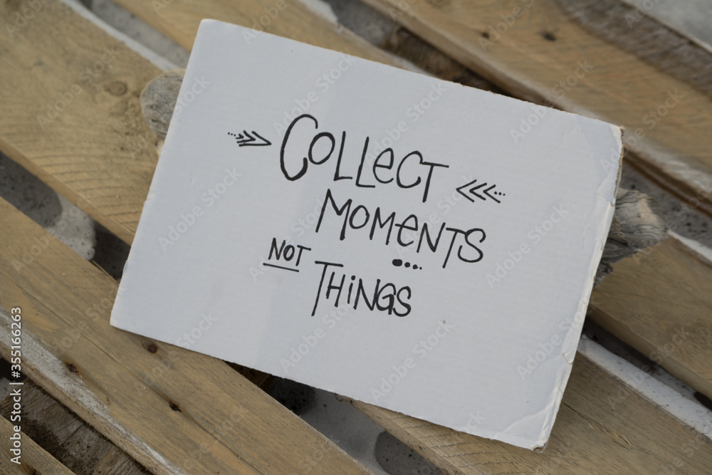 Obraz premium A piece of carton with the hand written words 
