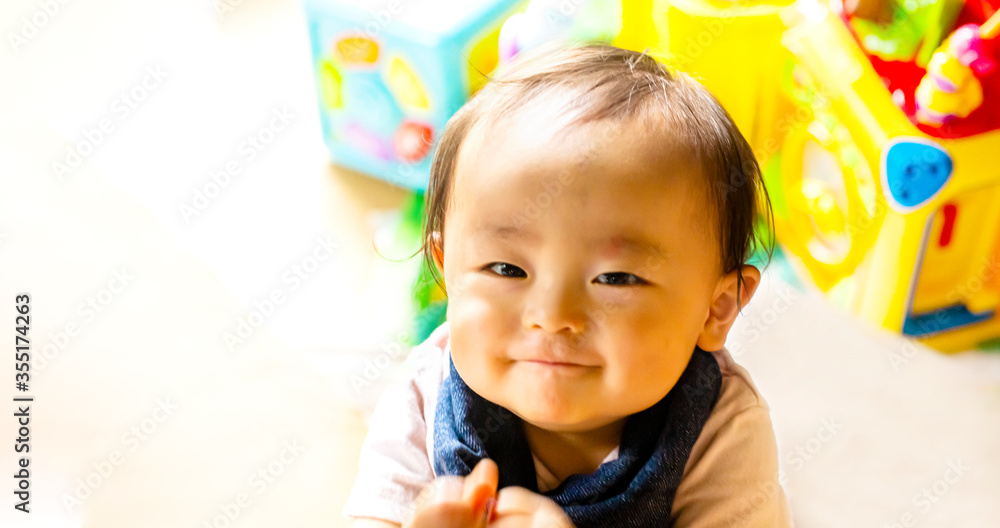 子供を上から撮った 上目遣いの満足そうなかわいい笑顔
子供を上から撮った 上目遣いの満足そうなかわいい笑顔