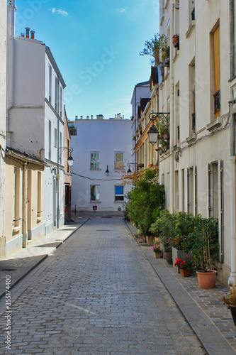 Fototapeta Naklejka Na Ścianę i Meble -  street in the old town of paris france