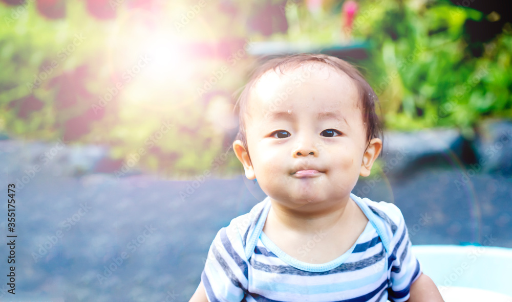 外で遊んで自慢げな表情をしている子供 水遊びしてずぶ濡れの子供 外で遊んで自慢げな表情をしている子供 水遊びしてずぶ濡れの子供