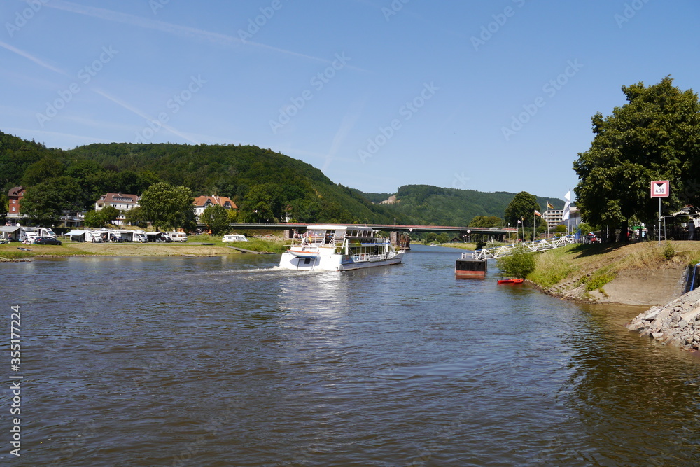 Weser mit Schiff in Bad Karlshafen