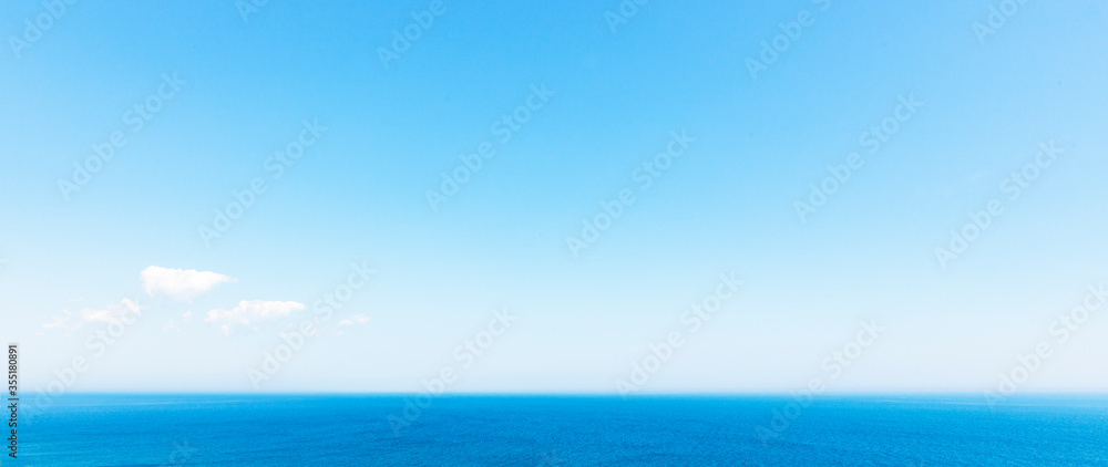 Horizont über Wasser mit Blauem Himmel