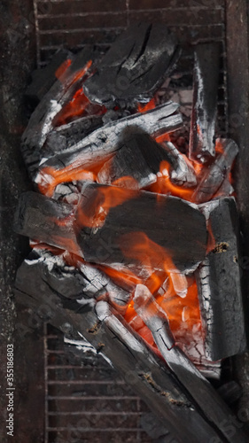 炎が美しい炭火の写真