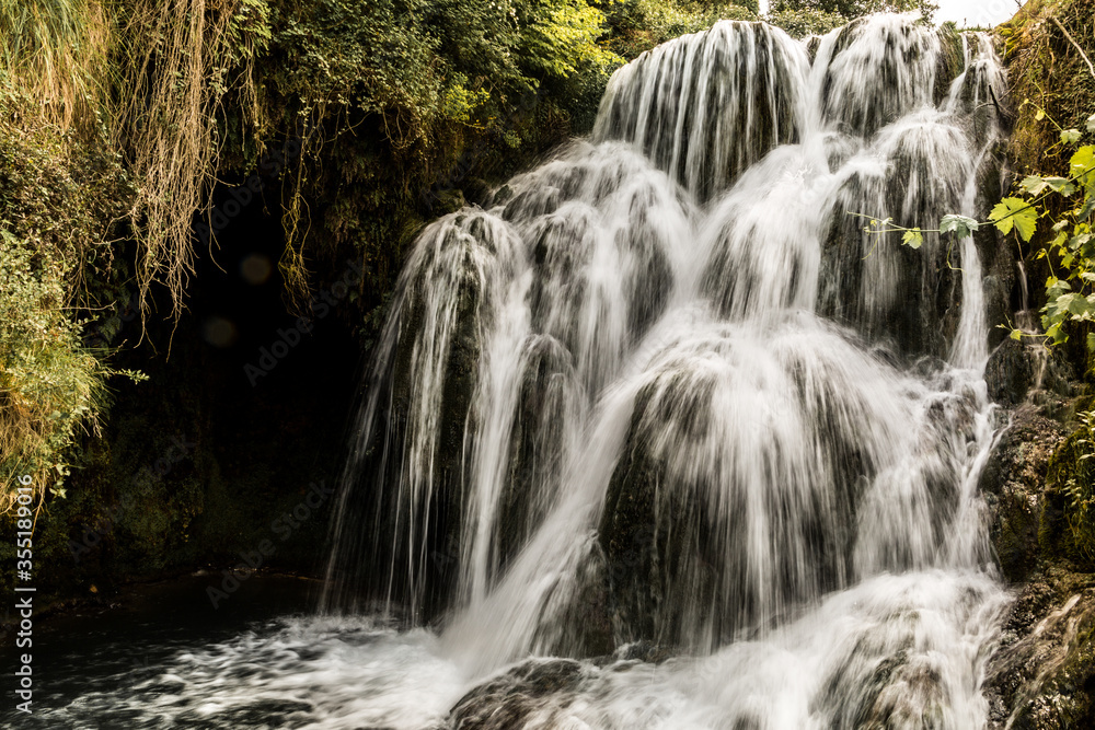Obraz premium Cascada rocosa en larga exposición capturada desde su base