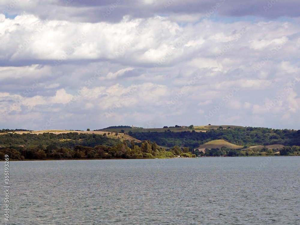 Fototapeta premium tranquilla e idilliaca vista della natura lungo il lago di Bracciano in Italia