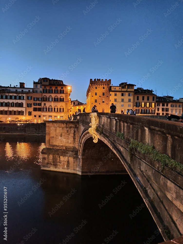 Italia, Toscana, Firenze, il fiume Arno e ponte Santa Trinita.
