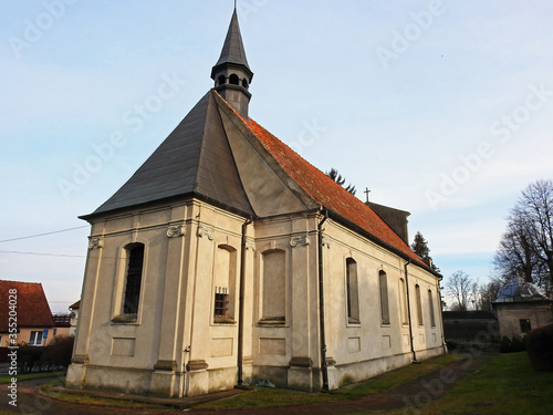 wybudowany w 1789 roku w stylu barokowym kosciol katolicki pod wezwaniem podwyzszenia krzyza swietego w miescie lidzbark warminski w wojewodztwie warminsko mazurskim w polsce photo