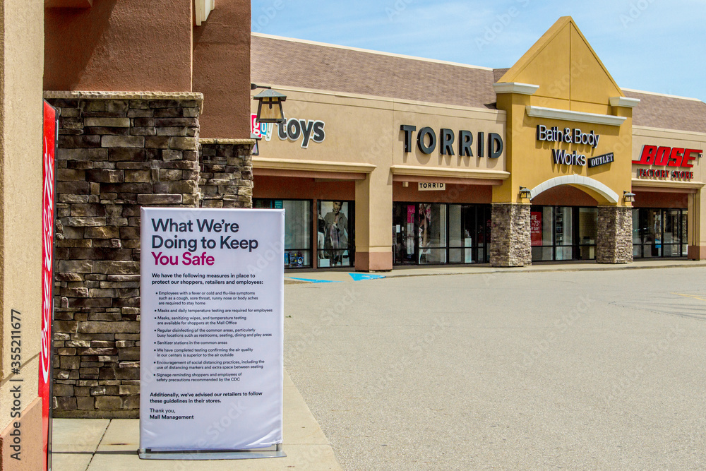 Birch Run, Michigan, USA - June 3, 2020: Sign outside of outlet mall with  Bath and Body and Bose speaker store informing shoppers of changes after  Coronavirus pandemic. Stock Photo