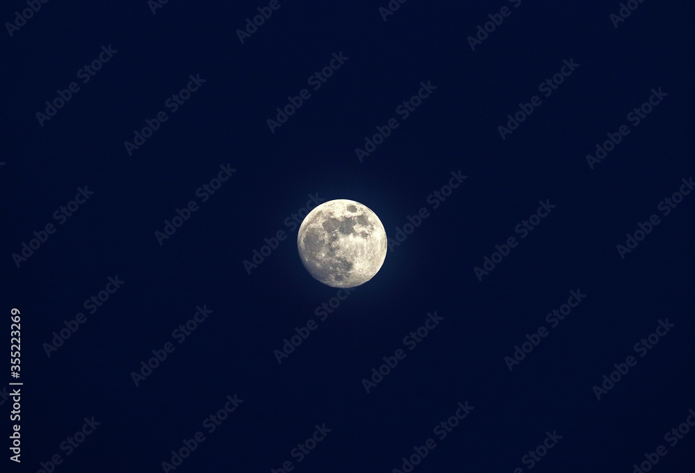 Obraz premium Full moon in dark blue sky