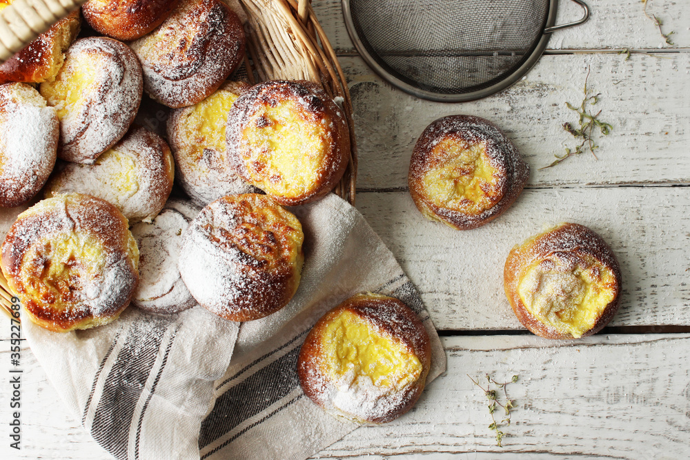 Fresh cheesecakes in a basket on a wooden table in the sun. Homemade cake. Confectionery. Fresh cheesecakes in a basket on a wooden table in the sun. Homemade cake. Confectionery.