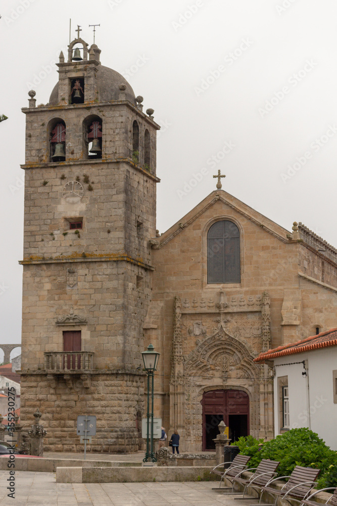 Obraz premium Vasco da Gama Square, Vila do Conde’s Matrice Church (Mother Church, Igreja Matriz), dedicated to St. John the Baptist in Vila do Conde, Portugal.
