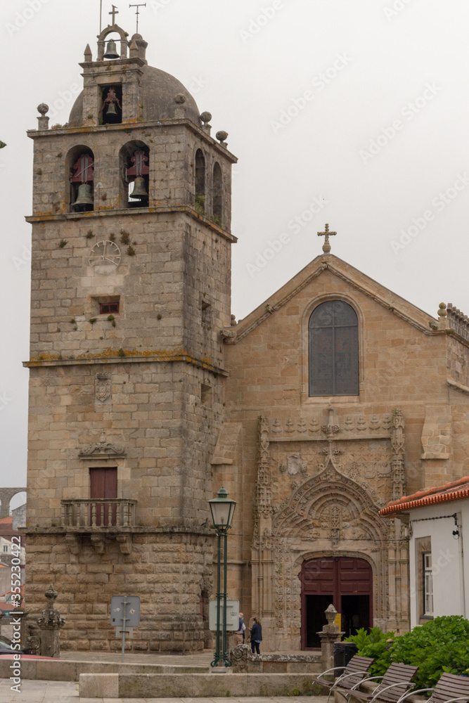 Obraz premium Vasco da Gama Square, Vila do Conde’s Matrice Church (Mother Church, Igreja Matriz), dedicated to St. John the Baptist in Vila do Conde, Portugal.