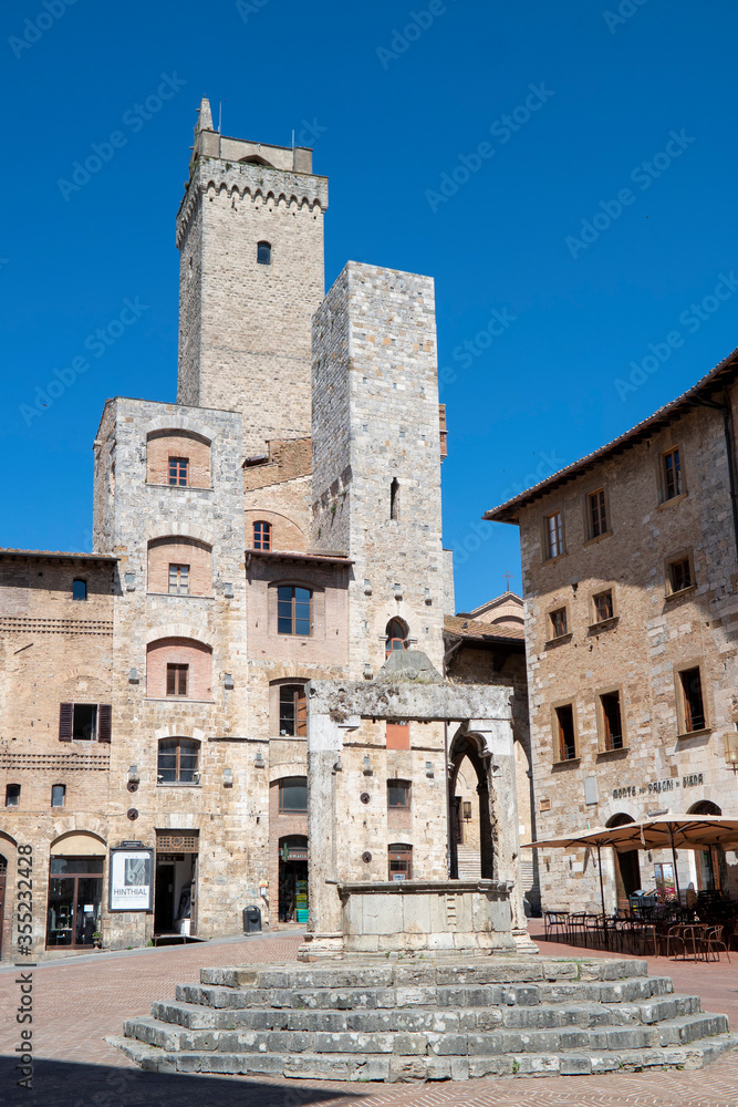 San Gimignano, la Piazza della Cisterna circondata dalle torri