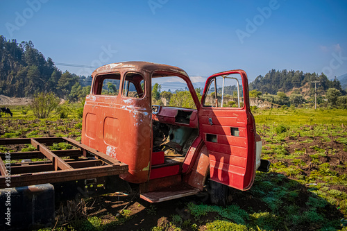 camión viejo estacionando viejo de color rojo  photo