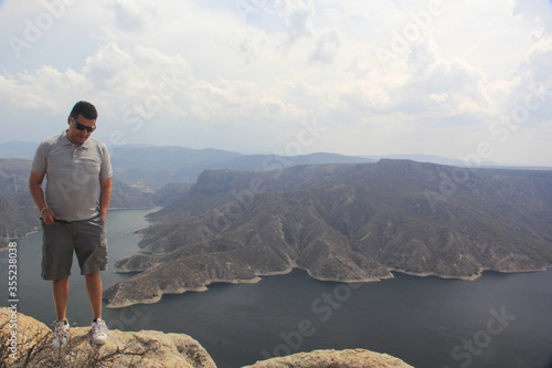 Hombre adulto latino en el mirador de la presa Zimapán en Hidalgo México  photo