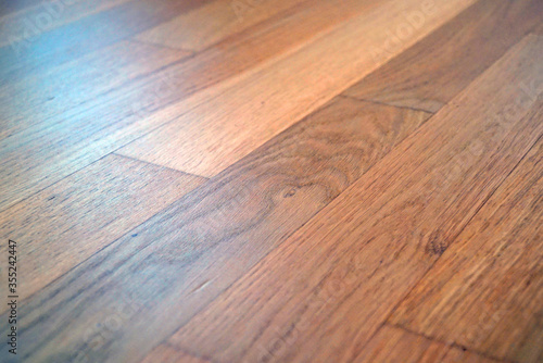 Brauner Holzboden mit vielen Details