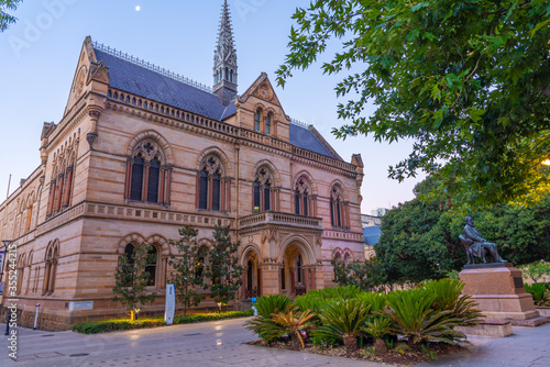 Fotografie Sunset view of statue of Sir Walter Hughes in front of the University of Adelaid
