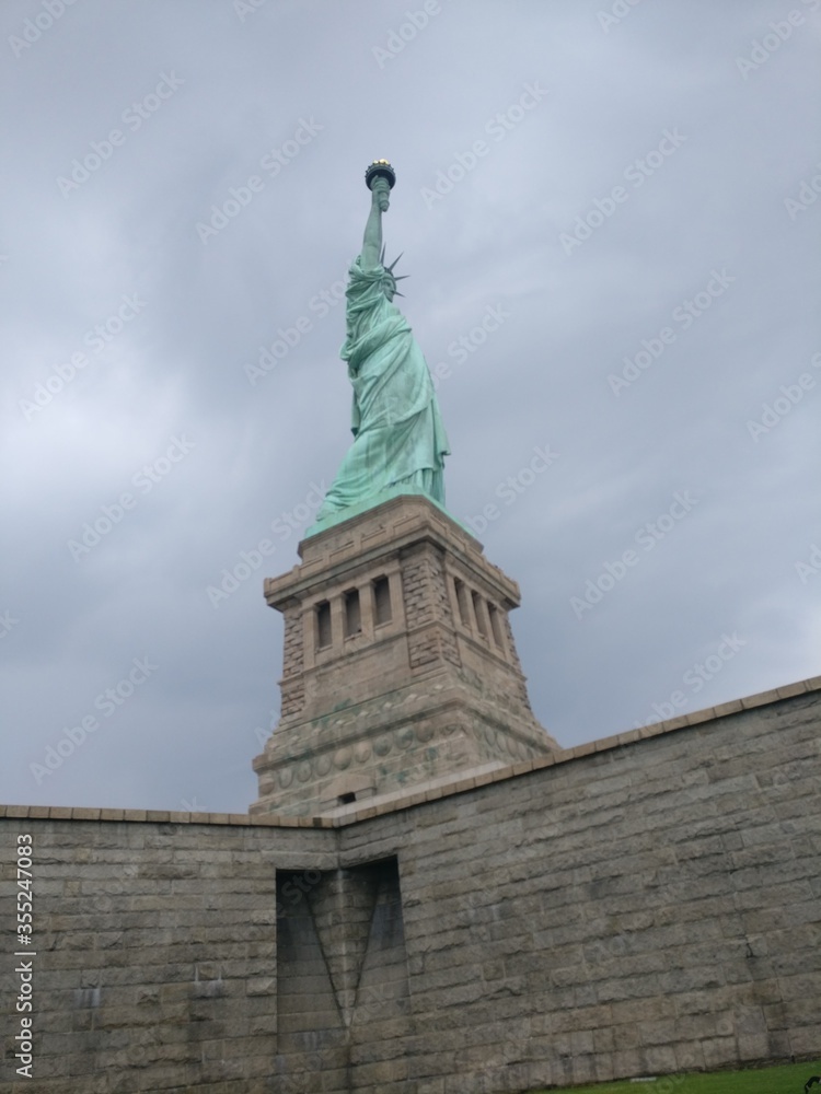 statue of liberty island new york skyline