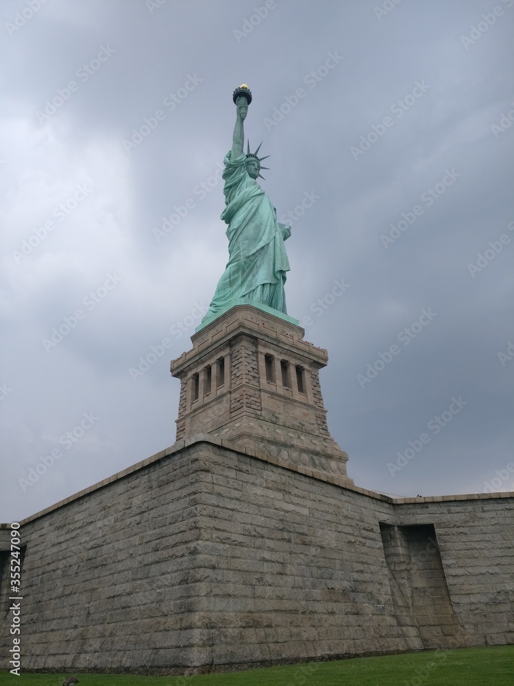 Fototapeta premium statue of liberty island new york skyline