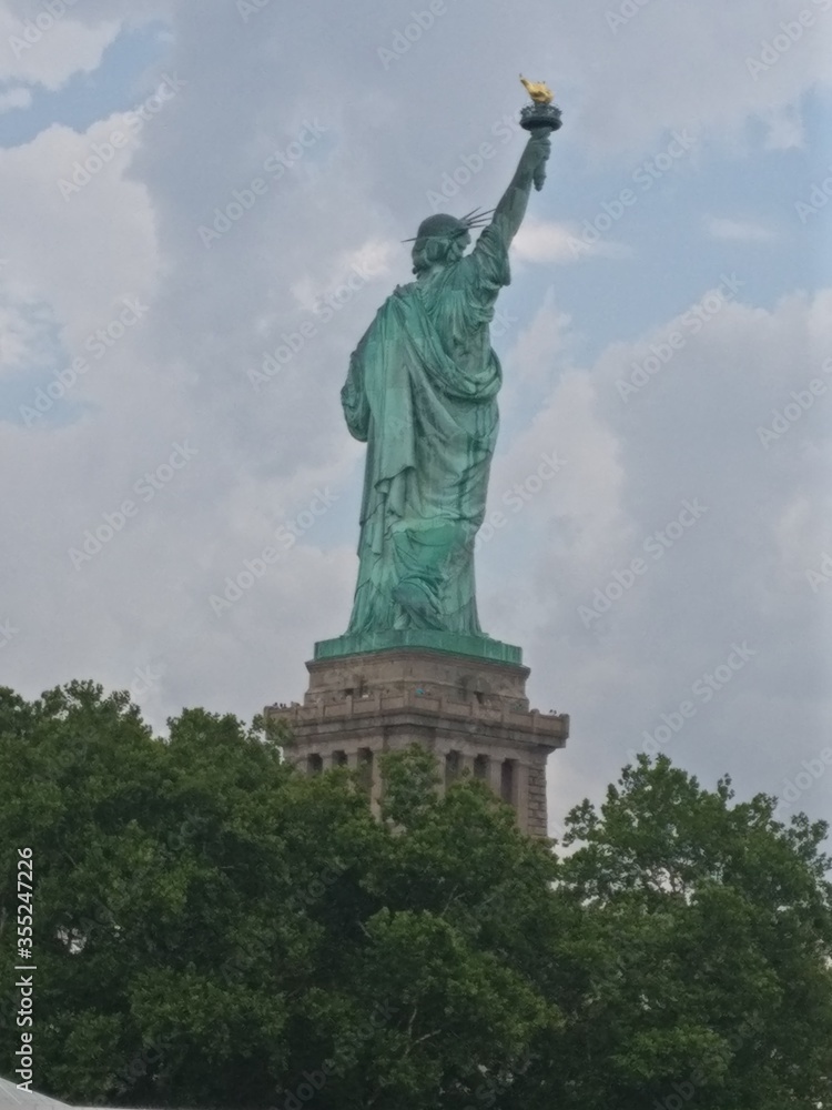 Fototapeta premium statue of liberty island new york skyline