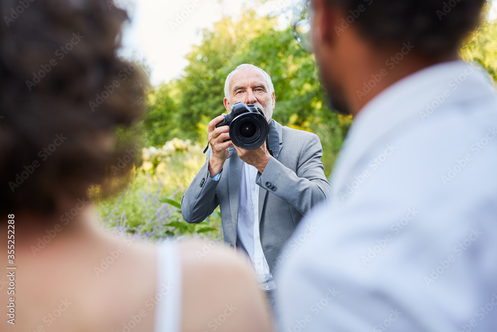 Hochzeitsfotograf und Brautpaar beim Fotoshooting Hochzeitsfotograf und Brautpaar beim Fotoshooting