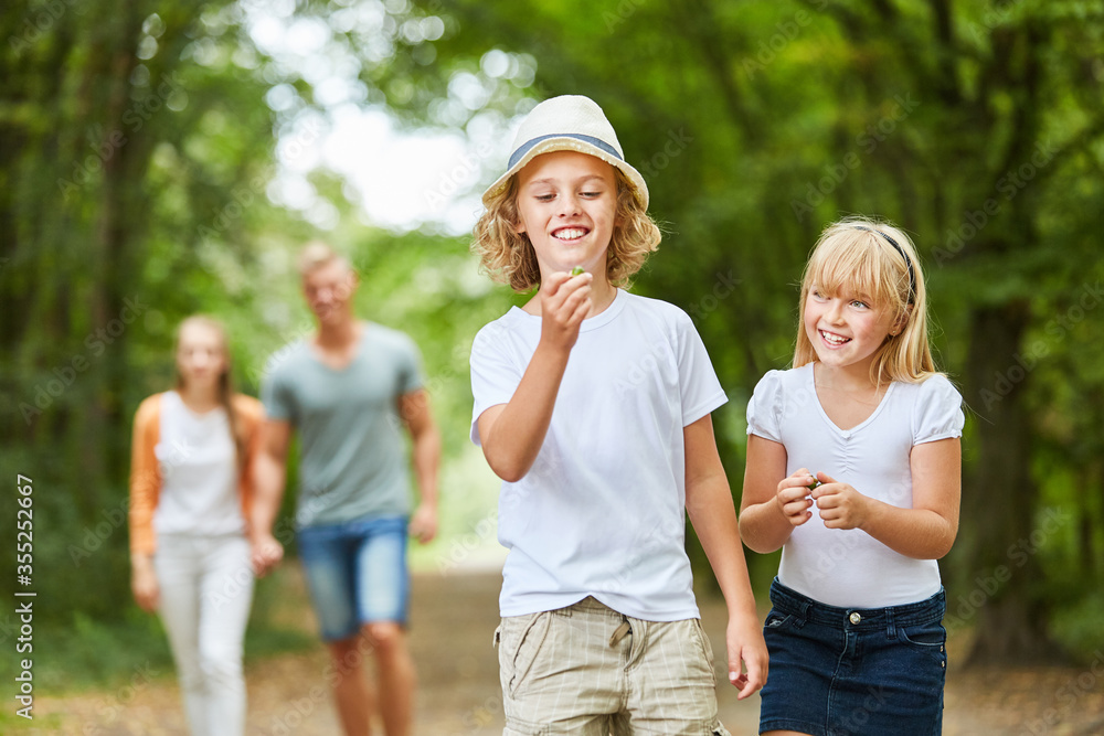 Fototapeta premium Kinder haben Spaß bei Ausflug in die Natur