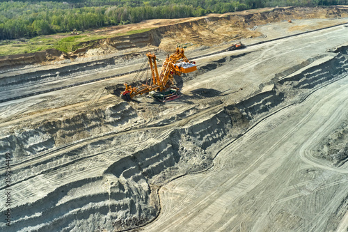 Foto Bucket-wheel excavator for surface mining in a lignite quarry, Heavy industry of coal mining