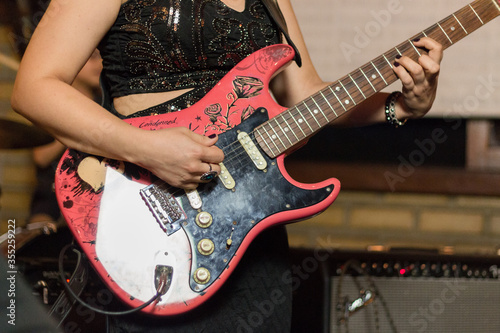 mulher tocando guitarra