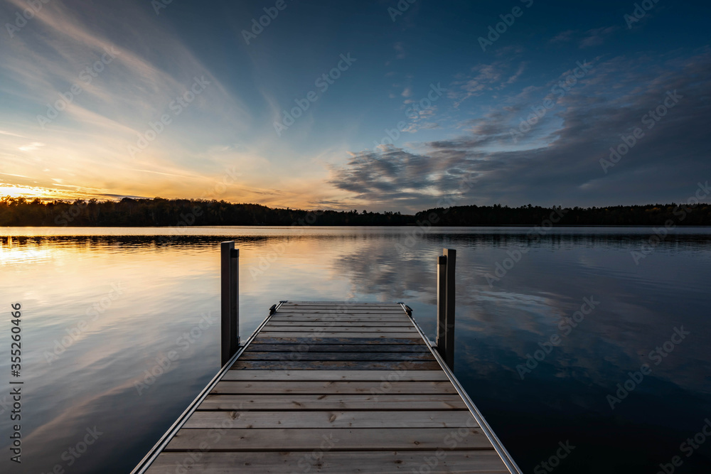 Fototapeta premium molo na jeziorze o zachodzie słońca