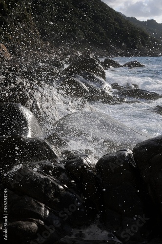vague de gouttelettes et rochers émoussés par le sel marin