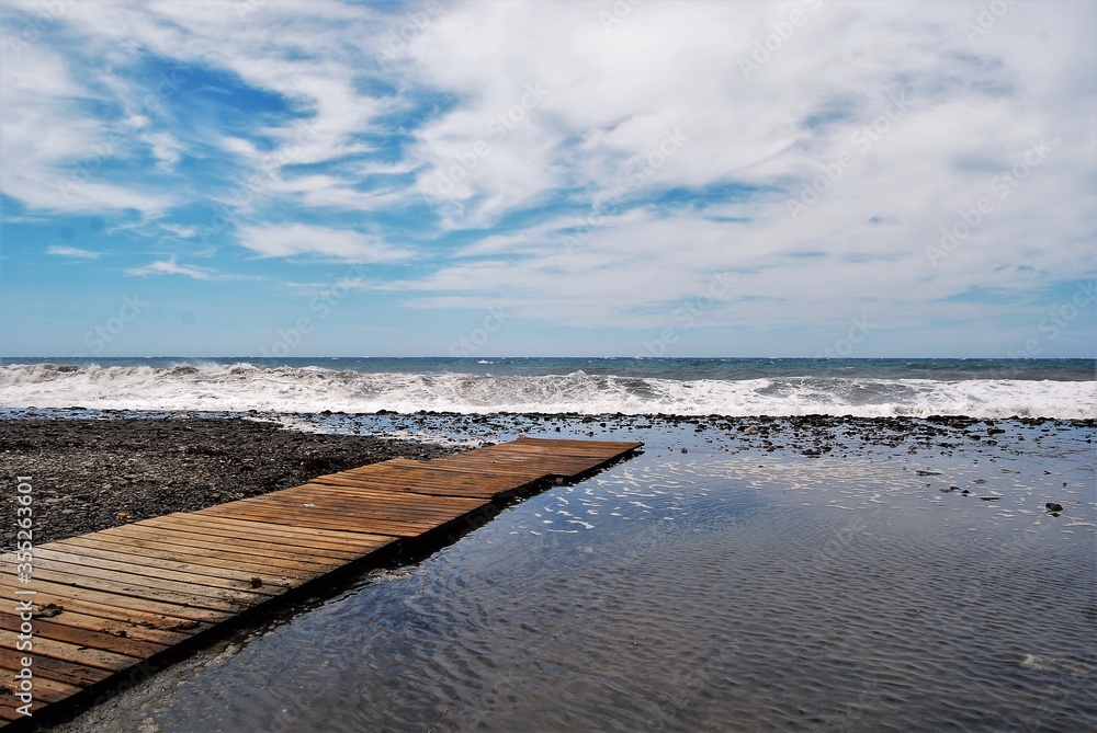 Fototapeta premium Orilla del mar con pequeña pasarela de madera