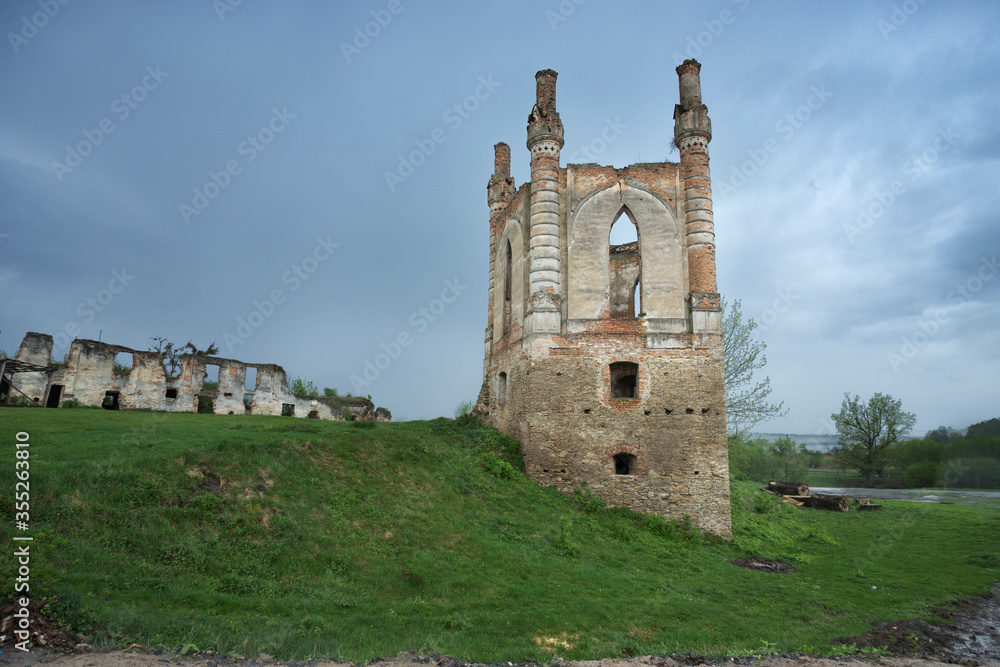 The castle tower ruins n Novomalyn