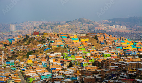 Casas de colores sobre colinas en la localidad de ciudad Bolivar en Bogota. Comunas en Colombia.