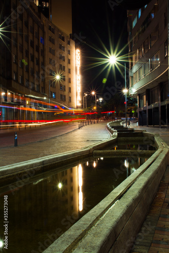 Larga exposición nocturna en Bogota, en la avenida JImenez en el centro de Bogota. 