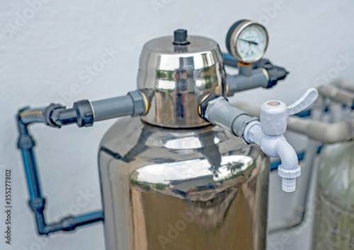 Foto Subang Jaya, Selangor, Malaysia - December 27, 2019 : Outdoor master whole house stainless steel water purification filter system with stainless steel head and plastic tap