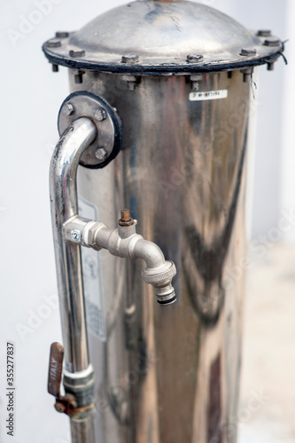 Foto Subang Jaya, Selangor, Malaysia - December 27, 2019 : Outdoor master whole house stainless steel water purification filter system with brass tap
