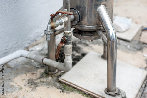 Foto Subang Jaya, Selangor, Malaysia - December 27, 2019 : Outdoor master whole house stainless steel water purification filter system with brass tap