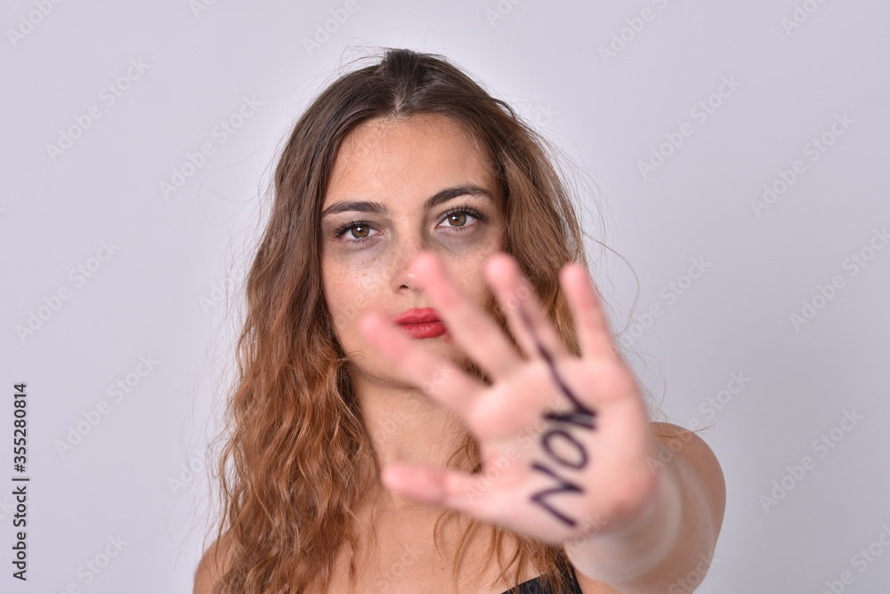 Jeune femme fatiguée de la maltraitance Jeune femme fatiguée de la maltraitance
