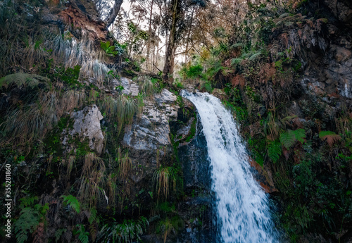cascasda de agua en el oriente de bogota