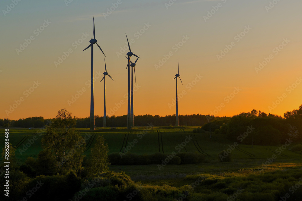 Obraz premium wind turbines at sunset