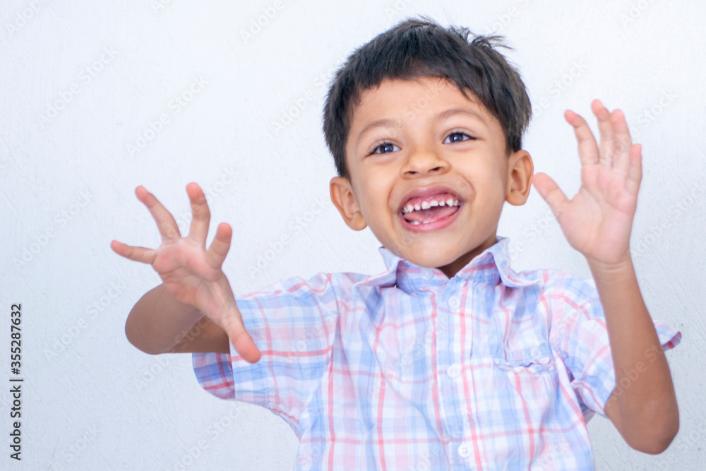 Niño saltando y jugando felizmente Niño saltando y jugando felizmente
