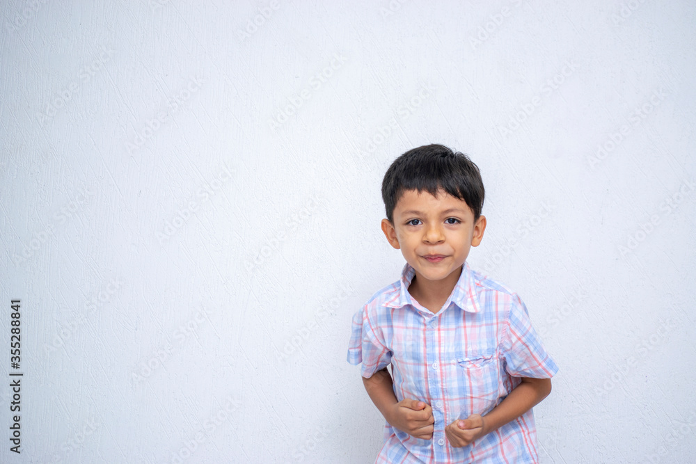 Niño hace gestos tocando una guitarra y cantado Niño hace gestos tocando una guitarra y cantado