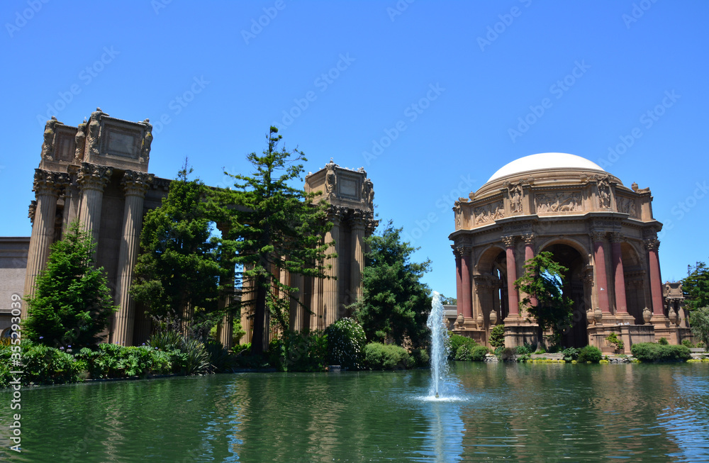 Fountain before the palace of fine arts in San Francisco