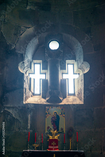 Fotografia Windows in the form of a cross, view of the altar of the temple in Tatev Monaste