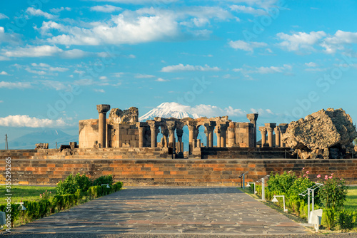 Fotografia Zvartnots temple, ruins on a sunny day on the background of Mount Ararat - a tou