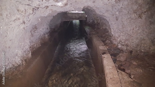 Foto Madère, ouvrage sur le canal à la sortie d'un tunnel de la levada de Janela